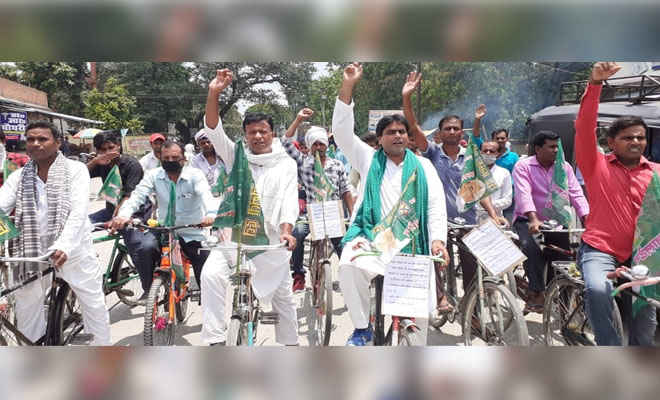 डीजन-पेट्रोल की कीमत की बढ़ोतरी को लेकर हरसिद्धि में भी राजद ने निकाली साइकिल रैली, विधायक ने कहा- नीतीश ने सूई की फैक्ट्री तक नहीं लगाई।