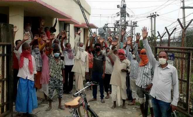 पताही: कई दिनों से खराब पड़ा ट्रांसफार्मर नहीं बदले जाने पर ग्रामीणों ने बिजली उपकेंद्र पर किया प्रदर्शन