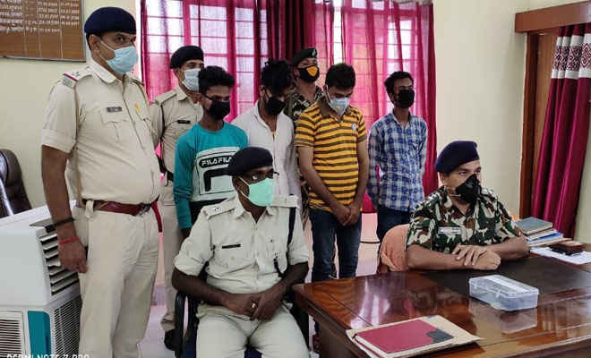 मोतिहारी के पकड़ीदयाल में आर्म्स के साथ चार गिरफ्तार, पुलिस ने कहा- संगीन अपराध करने की फिराक में थे, हाल ही में बैंककर्मी सौरभ से छीने थे कैश व मोबाइल