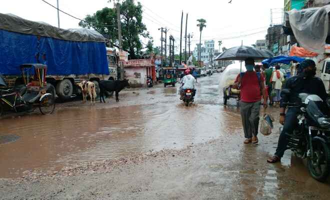 रक्सौल: लगातार हो रही बारिश से शहर के मेन रोड सहित सभी गली मुहल्लो मे जल-जमाव