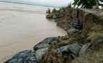 कुशीनगर: गंडक का जलस्तर बढ़ने से दियारा में सैलाब, घर-सामान छोड़कर जान बचाने में जुटे लोग