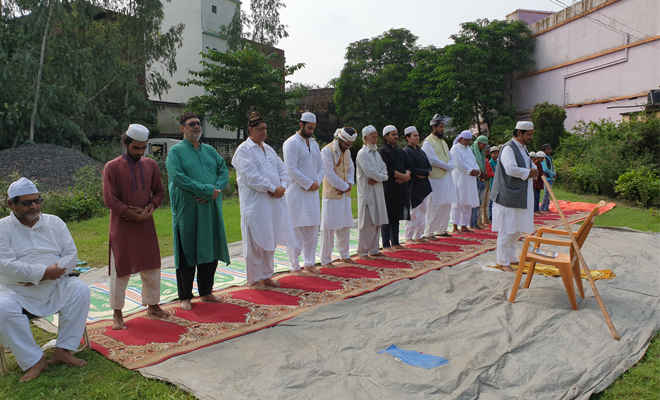 मोतिहारी में मिल्लत के साथ मनाई गई ईद उल अजहा, अपने-अपने घरों में अदा की गई नमाज