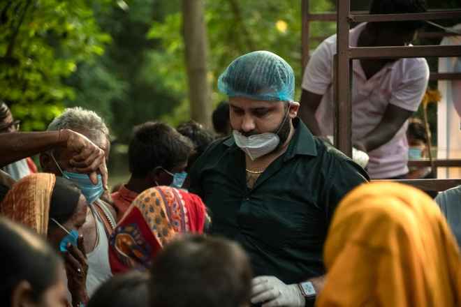 मोतिहारी के युवा चिकित्सक डॉ धीरज ने रविवार को भी बाढ़ पीड़ितों का हाल जाना, राहत सामग्री बांटी, सेनेटरी पैड व दवाएं भी वितरित किए