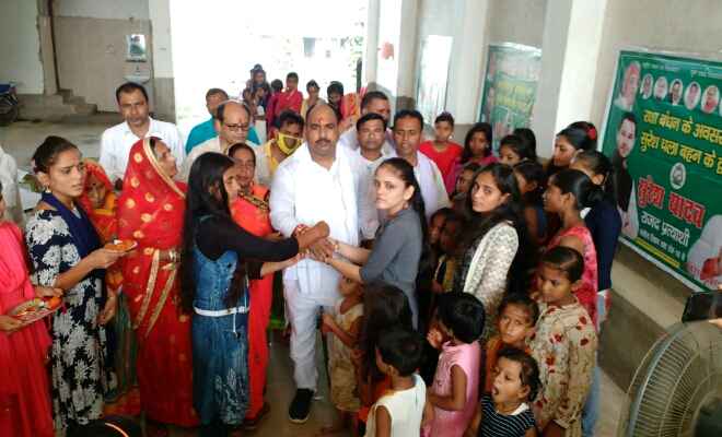 राजद नेता सुरेश यादव ने रक्षा बंधन के अवसर पर सुरेश चला बहन के द्वार कार्यक्रम का किया शुभारंभ