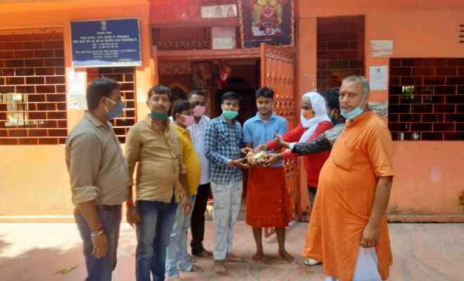 भाजपा युवा मोर्चा के सदस्यों ने रक्सौल के विभिन्न मंदिरों एवं मुख्य पथ पर घूम-घूमकर दीया-बाती का किया वितरण