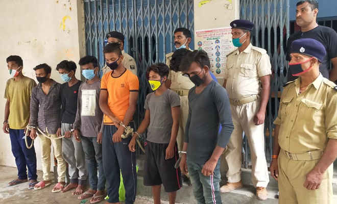मोतिहारी में 8 संदिग्ध युवक गिरफ्तार, पुलिस ने कहा- झपटमार गिरोह के हैं सदस्य