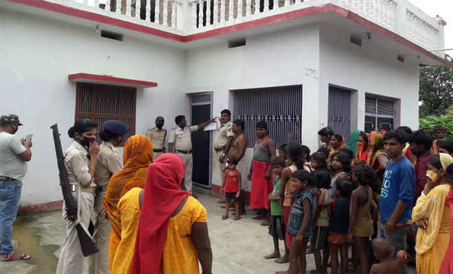 मोतिहारी के रघुनाथपुर पुलिस ने तीन फरार अभियुक्तों के घर पर इश्तेहार सटवाया