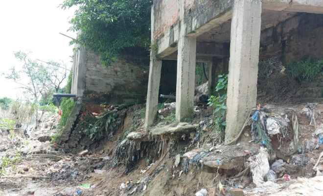 रक्सौल: नेपाल से आने वाली सरिसवा नदी के कटाव से पीएम आवास योजना से बने घर गिरने के कगार पर