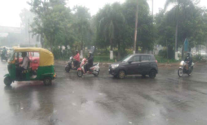 सुबह से ही शुरू हुआ दिल्ली-एनसीआर में भारी बारिश का दौर, पूरे देश का मौसमी बुलेटिन जारी