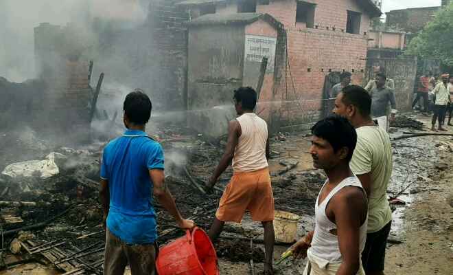 रामगढ़वा में गैस सिलेंडर लीक होने से लगी आग, लाखों की संपत्ति जलकर राख
