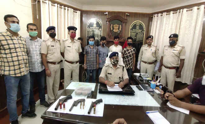 मोतिहारी के रामगढ़वा में शातिर बदमाश राजन  सहित पांच गिरफ्तार, एक किलोग्राम चरस, तीन पिस्टल व कारतूस जब्त