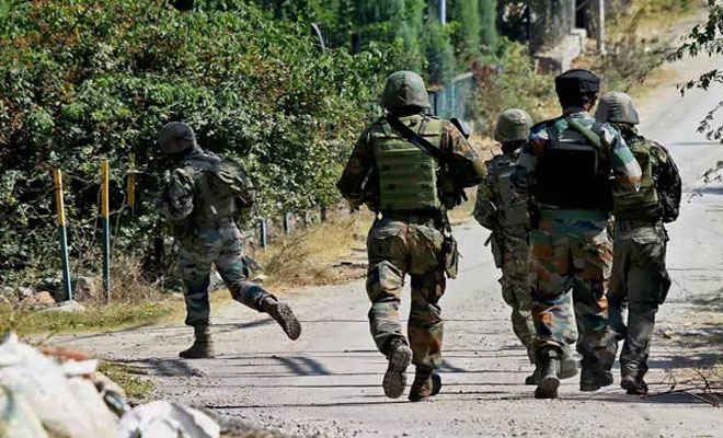 जम्मू/कश्मीर: बारामूला में सुरक्षाबलों ने एक आतंकी को किया ढेर, 2 के साथ मुठभेड़ जारी