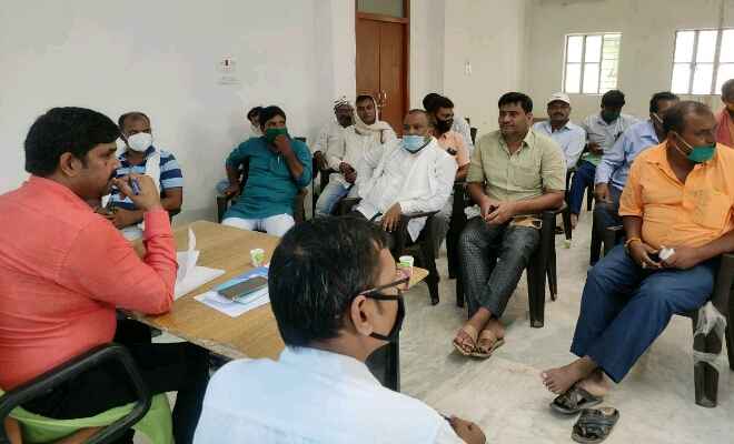 आदापुर सभागार में बीडीओ आशीष कुमार मिश्र ने नल-जल व गली सहित अन्य विकासात्मक कार्यो को लेकर समीक्षात्मक बैठक की