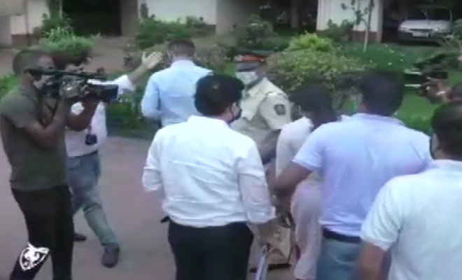 एक्शन मोड में एनसीबी,  मुंबई में रिया चक्रवर्ती के घर पर मारा छापा, सर्च ऑपरेशन जारी