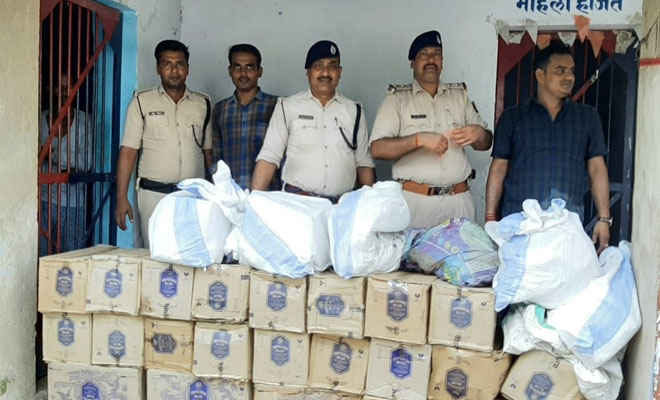 मोतिहारी की छतौनी पुलिस ने मोतीझील किनारे बनी झोपड़ी से 26 कार्टन व बोरों में 87 बोतल शराब जब्त की, एक गिरफ्तार
