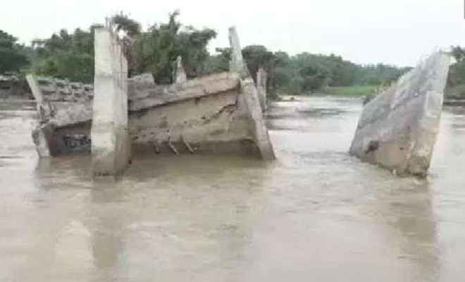 बिहार: किशनगंज में करोड़ों की लागत से बना पुल उद्घाटन के पहले ही बहा, तेजस्वी ने उठाए सवाल
