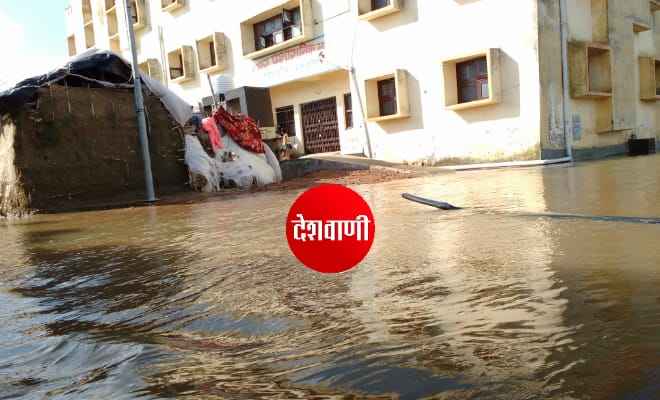 रक्सौल नगर परिषद कार्यालय  के मुहाने पर पानी के तेज बहाव के कारण नगरपरिषद का कार्यालय बंद
