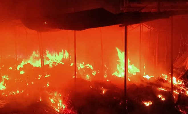 मोतिहारी के मीनाबाजार में लगी भीषण आग, सब्जी, चाय व दर्जी की 15 दुकानें जलकर राख