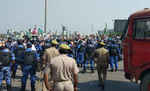 कृषि विधेयक के विरोध में हरियाणा से दिल्ली आ रहे किसानों पर दागे गए आंसू गैस के गोले, नोएडा में भी पुलिस ने रोका