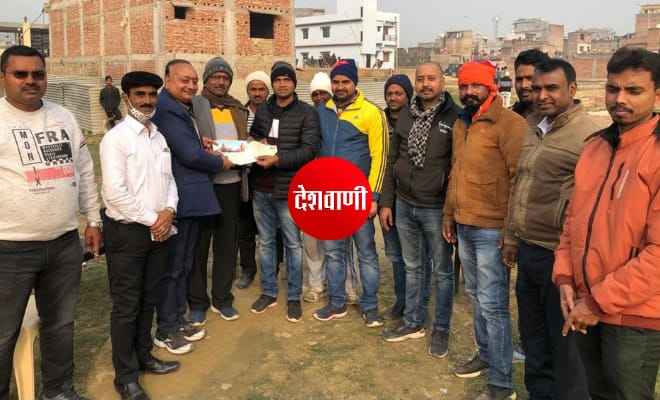 रक्सौल: सामाजिक कार्यकर्ता सुनील गुप्ता ने आज राम मंदिर निर्माण के लिए एक लाख एक हज़ार रुपये का चेक दिया