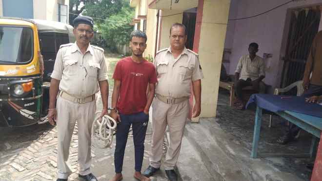मोतिहारी के रहमारिया अस्पतालकर्मी को चाकू मार घायल करने के आरोपित को छतौनी पुलिस ने आर्म्स के साथ पकड़ा