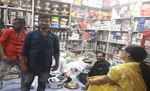 बगहा: धनतेरस और दीपावली की खरीदारी के लिए बाजार में दिन भर रही भीड़