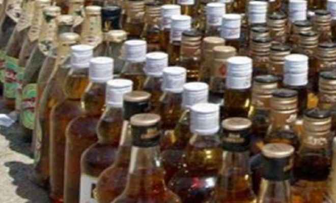 रक्सौल: शराब कारोबारी के घर पुलिस ने छापेमारी कर विदेशी शराब की जब्त