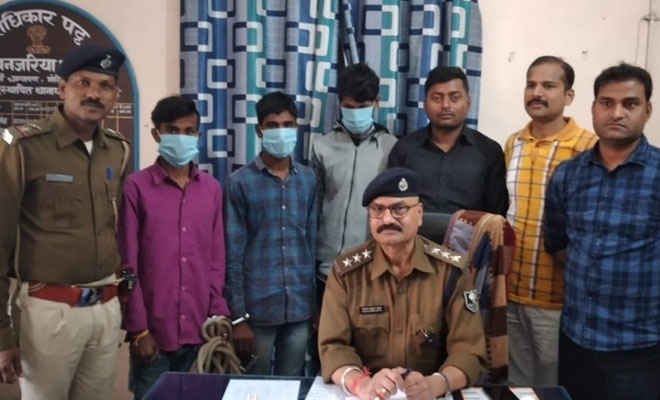 मोतिहारी पुलिस ने बंजरिया ब्लॉक परिसर से तीन को आर्म्स के साथ दबोचा, सीएसपी संचालक से 4 लाख की लूट का आरोपी