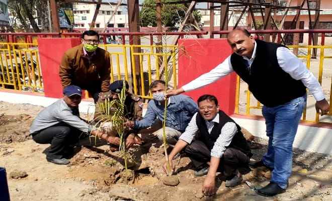 भारत विकास परिषद ने रेलवे कैम्पस में बोतल पाम के 15 एवं कचनार के 10 पौधे लगाये
