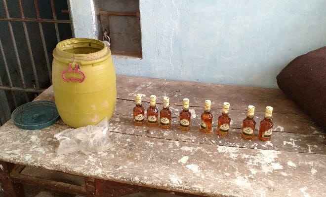 रक्सौल पुलिस ने जटियाही गांव से छापेमारी कर 13 बोतल गोल्डेन ओके नेपाली शराब और 10 लिटर पाउच किया बरामद