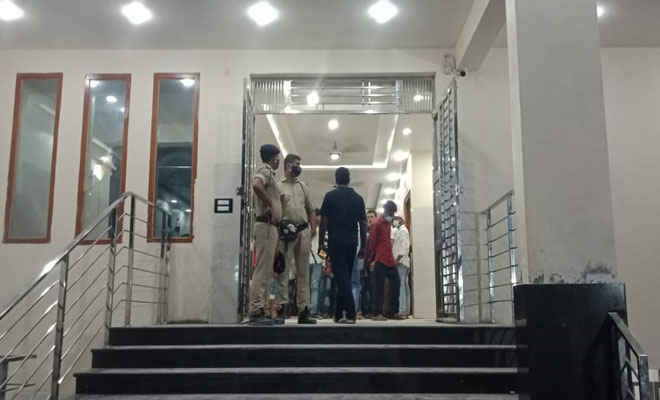 मोतिहारी में चिकित्सक के किलनिक में तोड़फोड़ व हंगामा, मौके पर पहुंची पुलिस, मामले को कराया शांत