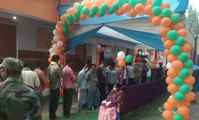 पश्चिम बंगाल में विधानसभा चुनाव के सातवें चरण के लिए वोटिंग जारी,  दिव्‍यांग और 80 वर्ष से अधिक उम्र के लोगों को डाक मतपत्र से मतदान की सुविधा