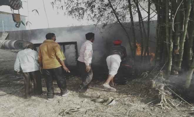 रक्सौल: लक्ष्मीपुर स्थित एक्सप्रेस पार्किंग में अचानक विद्दुत शाट शर्कीट से लगी आग, लाखों की सम्पति जल कर राख