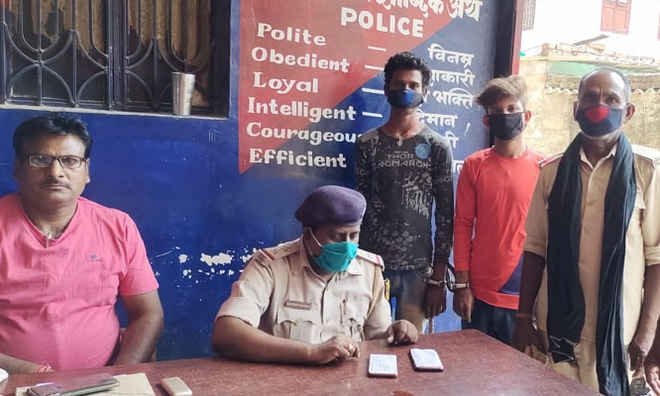 मोतिहारी की पुलिस ने रघुनाथपुर में लूटी गई बाइक व मोबाइल के साथ दो को पकड़ा, दो अन्य की तलाश जारी