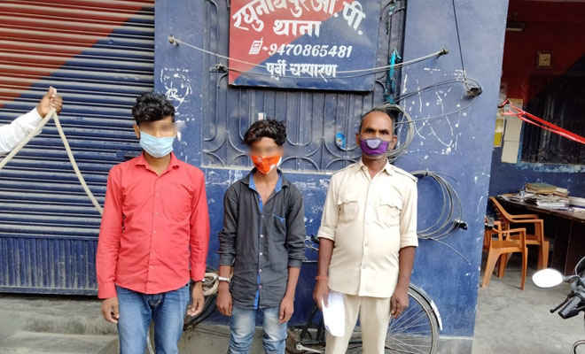 मोतिहारी में दो थानों की पुलिस ने आर्म्स व चोरी की बाइक के साथ चार को पकड़ा, बाइक चोरी व लूट के आरोप में जा चुके हैं जेल