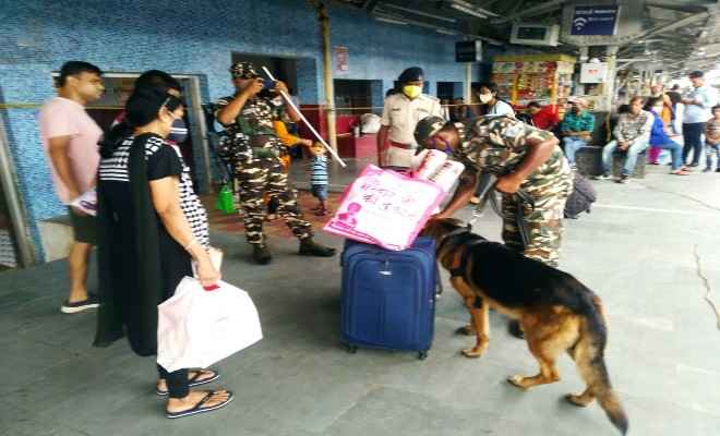 रेल पुलिस बल और एसएसबी ने रक्सौल स्टेशन परिसर और ट्रेनों मेंं चलाया जांच अभियान