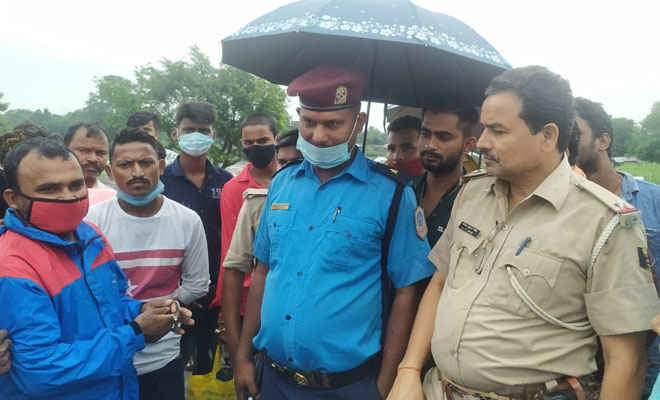 नेपाल पुलिस पर बदसलूकी का आरोप लगा, रक्सौल के ईरिक्सा चालकों ने बॉर्डर स्थित मैत्रीपुल जाम किया