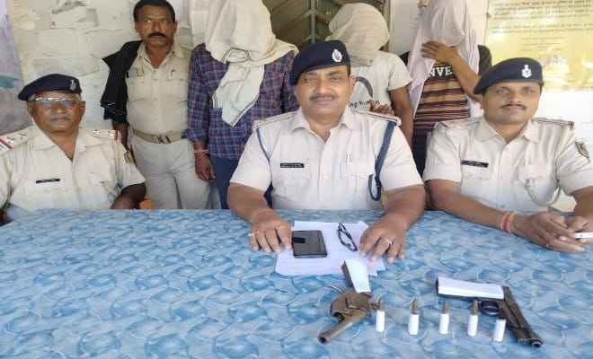 मोतिहार: राजेपुर में हथियार के साथ तीन गिरफतार