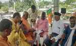बगहा: गन्ना उद्योग एवं विधि मंत्री प्रमोद कुमार को भाजपा नेता सोमेश पाण्डेय ने किसानो के गन्ने फसल की क्षतिपूर्ति के लिए एक आवेदन सौंपा