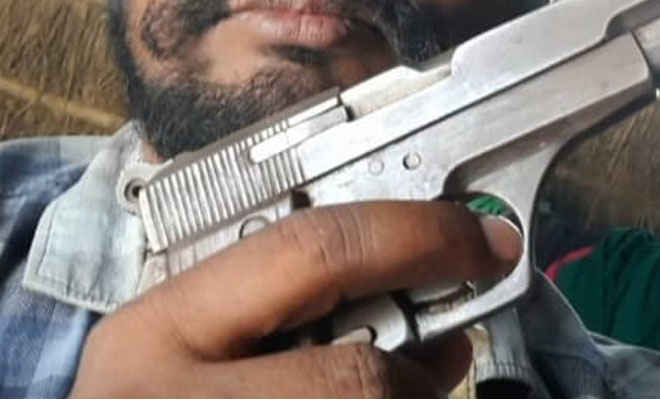 मोतिहारी के पीपरा में फेसबुक अकाउंट पर हथियार लहराते तस्वीर पोस्ट करने के आरोपित युवक को पुलिस ने पकड़ा