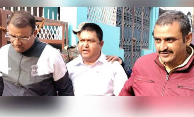 सीतामढ़ी के ड्रग इंस्पेक्टर नवीन कुमार को गिरफ्तार, दो लाख रुपये रिश्वत लेने का आरोप, पटना आवास से भी सोने की कटोरी व चम्मच बरामद