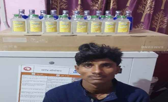 35 बोतल नेपाली कस्तूरी शराब के साथ एक युवक गिरफ्तार