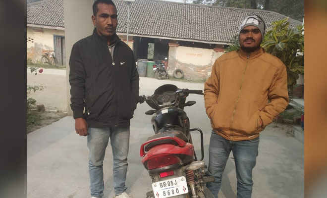 मोतिहारी की पिपरा पुलिस ने चोरी की बाइक खरीद बिक्री करते शातिर बदमाश के साथ उसके शागिर्द को पकड़ा