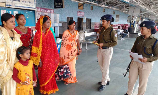 आरपीएफ ने रक्सौल जंक्शन प्लेटफार्म पर महिला यात्रियों को परचे बांटकर सिखायी सुरक्षा की बातें, असुरक्षा की आशंका पर डायल करें- 139