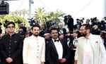 कान फ़िल्म महोत्सव के रेड कार्पेट पर भारतीय प्रतिनिधिमंडल ने अपनी चमक बिखेरी