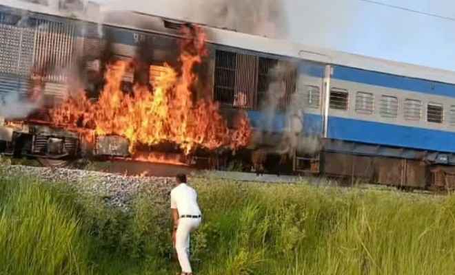 रक्सौल-नरकटियागंज रेलखंड पर भेलवा स्टेशन के समीप ट्रेन के इंजन में लगी आग