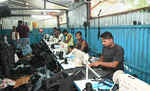 मोतिहारी के ढाका में जिला प्रशासन ने बैग निर्माण के कामगारों को दिलाया आवश्यक जरूरतें पूरी करने का भरोसा