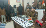 मोतिहारी पुलिस ने 26 स्मार्टफोन के साथ मोबाइल चारी के इंटरनैशनल गिरोह के तीन नेपाली सहित 6 गुर्गों को दबोचा