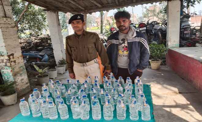 मोतिहारी: पुलिस ने छापेमारी कर बाइक और 60 बोतल नेपाली शराब के साथ एक को किया गिरफ्तार