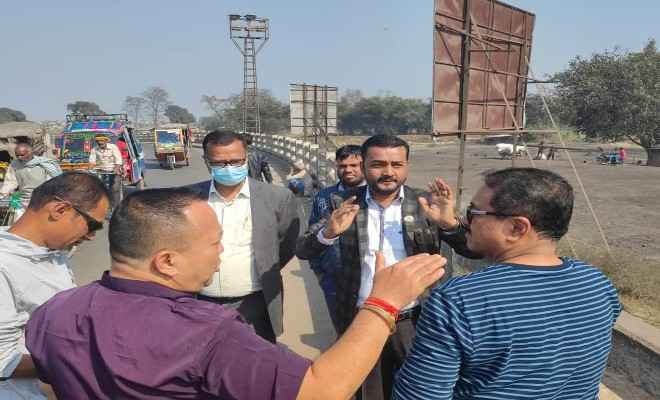 वीरगंज: महानगरपालिका के मेयर राजेशमान सिंह, सांसद प्रदीप यादव व उनकी टीम ने मैत्री पुल का किया निरीक्षण